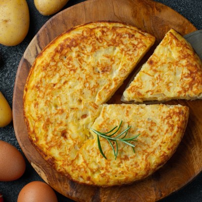 tortilla avec le mélange pomme sauté